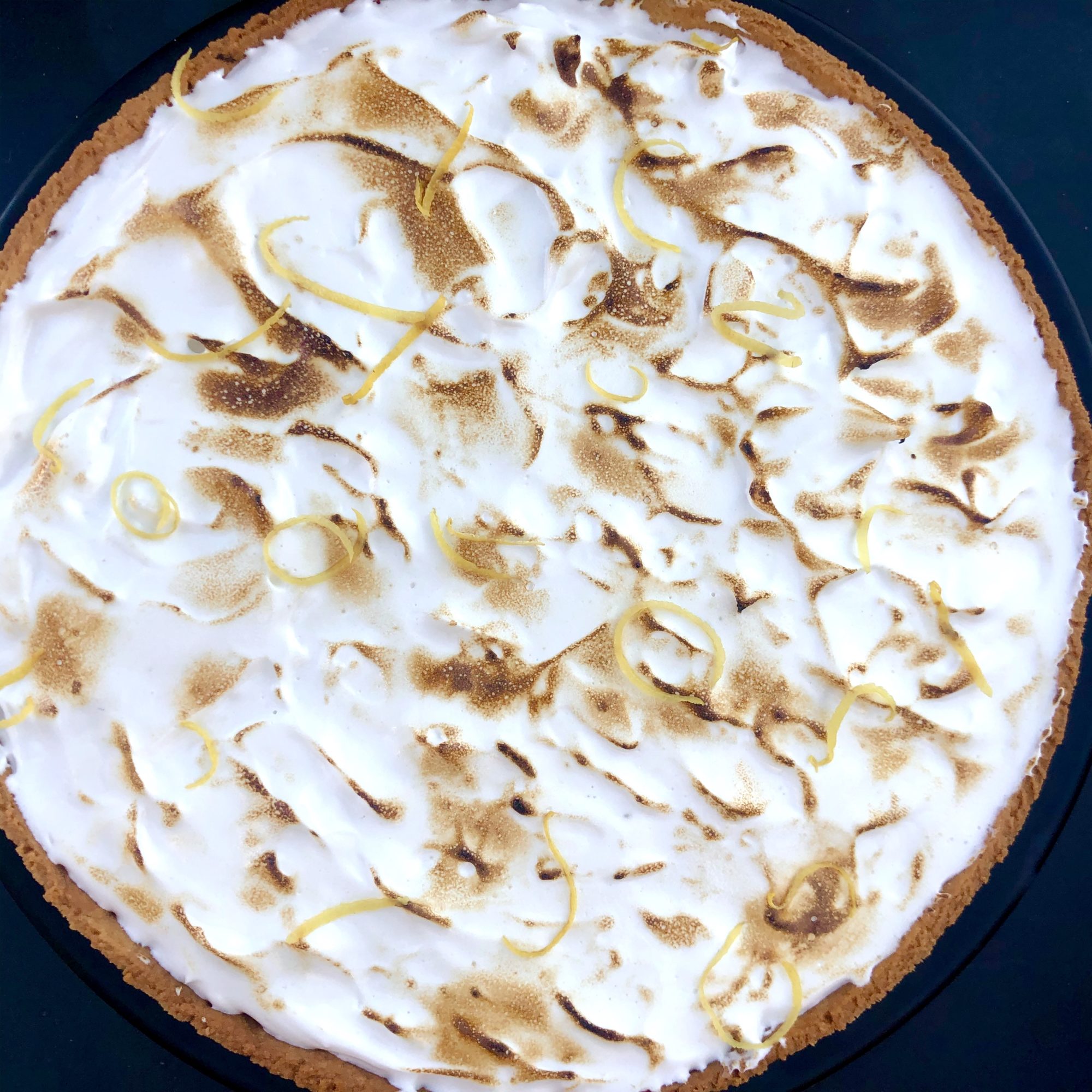 Tarte vegan au citron meringuée entière vue de haut